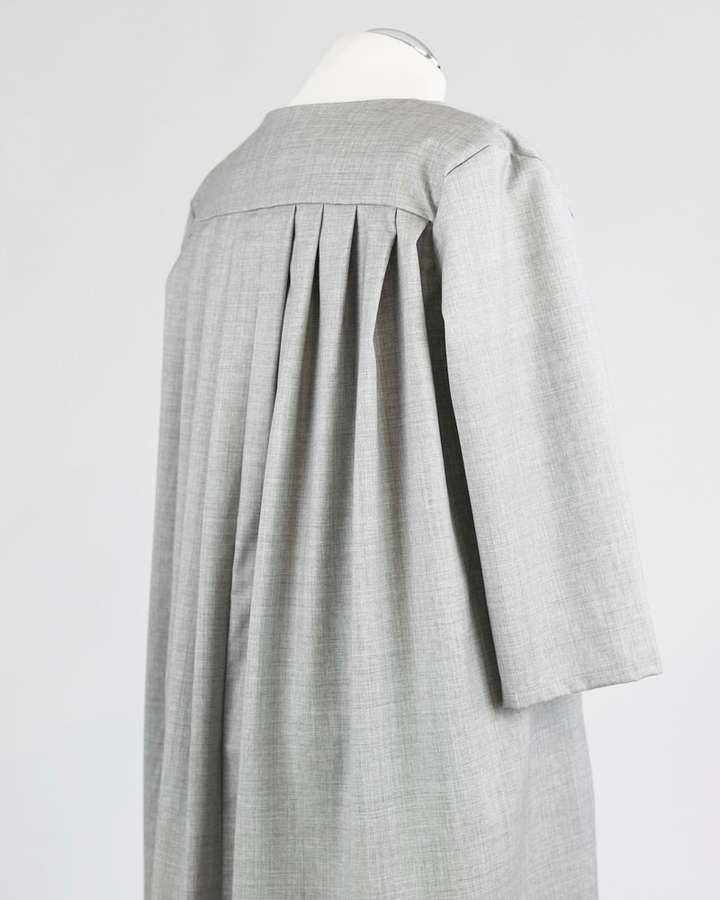 Kleid aus Wolle mit Falten im Rückteil_03