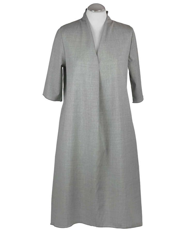 Kleid aus feiner Wolle mit V-Ausschnitt_04