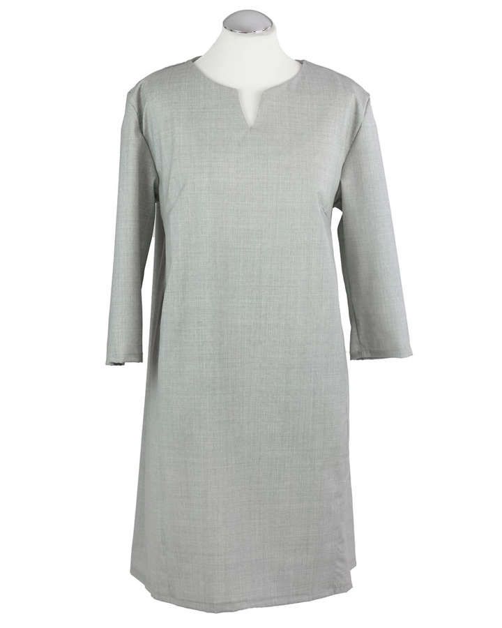 Kleid aus Wolle mit Falten im Rückteil_04